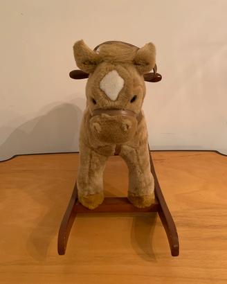 Cavallo a dondolo.