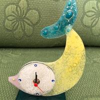 Orologio in vetro colorato a forma di delfino