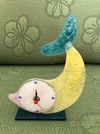 Orologio in vetro colorato a forma di delfino