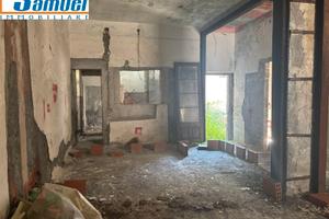 Riposto, rudere con cortile e terrazzo (CT)