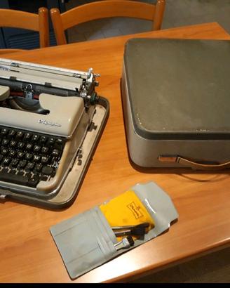 Macchina da scrivere vintage 
