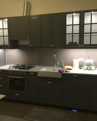 Cucina grigia stile country