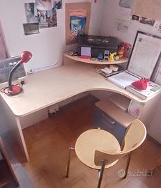 Scrivania, sedia e mensole 