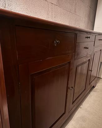 Credenza in legno – ampia e capiente