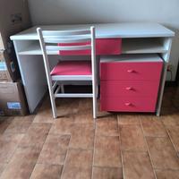Scrivania con cassettiera e sedia