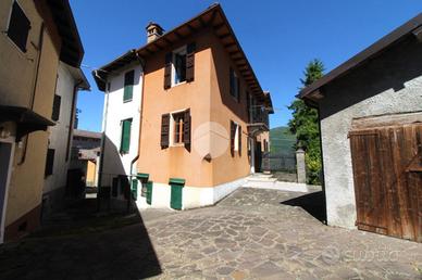 CASA SEMINDIPENDENTE A CORNIGLIO