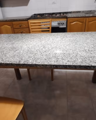 Tavolo in marmo e legno
