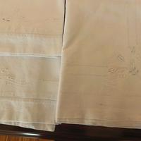 Lenzuolo matrimoniale sopra ricamato e 2 federe