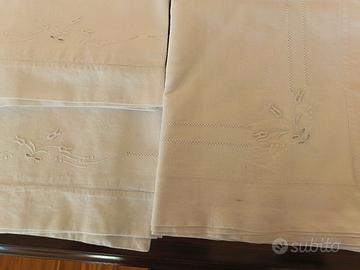 Lenzuolo matrimoniale sopra ricamato e 2 federe