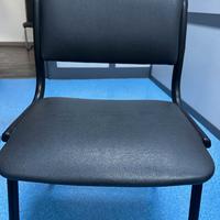 Sedia imbottita nera da riparare