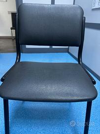 Sedia imbottita nera da riparare