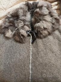 Elegante Mantella con collo di pelliccia 