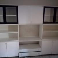 Moderno mobile sala pregiato, con antine in vetro