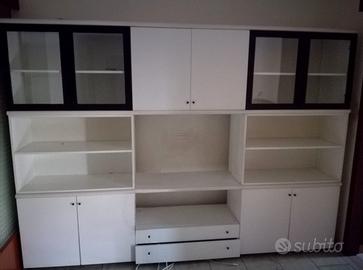 Moderno mobile sala pregiato, con antine in vetro