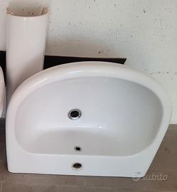 Lavabo bagno con rubinetto