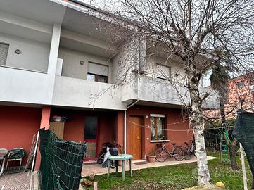 VILLA A SCHIERA A RESANA