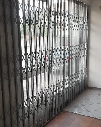 Serranda estendibile a fisarmonica.