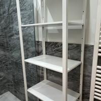 Scaffalatura bianca Ikea bagno.