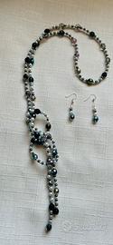 Set collana lunga e orecchini (toni grigio e nero)