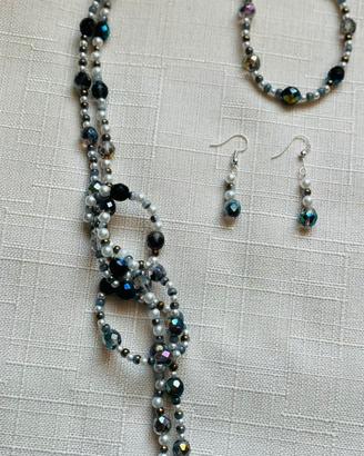 Set collana lunga e orecchini (toni grigio e nero)