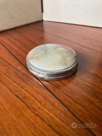 Porta cipria in metallo e onice. Con specchietto.