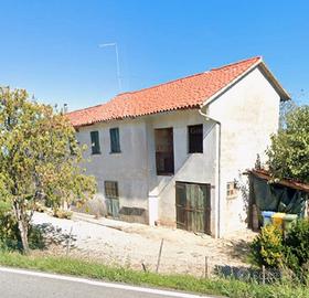 Casale con 7000 mq di terreno