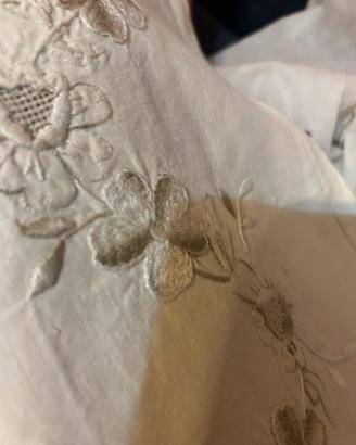 Tovaglia lino  ricamata a mano con 12 tovaglioli