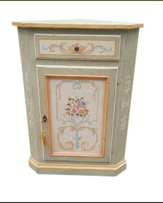 Angoliera cantonale dipinta in stile provenzale