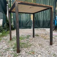 tavolo e sedie fatti a mano