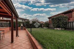 VILLA A SCHIERA D'ANGOLO A PADERNO DUGNANO