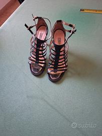 Scarpa con tacco a laccetti.