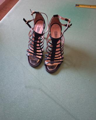 Scarpa con tacco a laccetti.