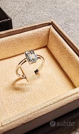 Anello d'oro bianco con acquamarina