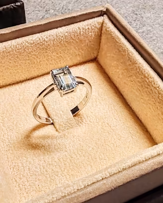 Anello d'oro bianco con acquamarina
