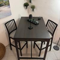 Tavolo alto con sedie