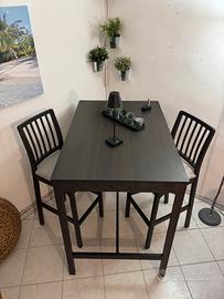 Tavolo alto con sedie