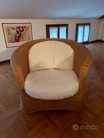Poltrona a pozzetto in rattan con cuscini