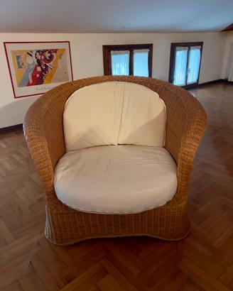 Poltrona a pozzetto in rattan con cuscini