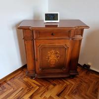 Mobiletto in noce intarsiato