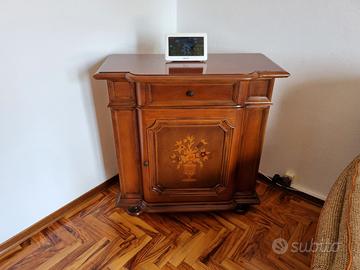 Mobiletto in noce intarsiato