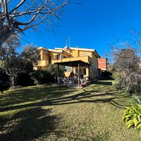 Villa su tre livelli con giardino a Dragona