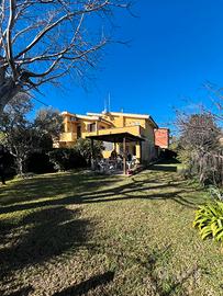 Villa su tre livelli con giardino a Dragona