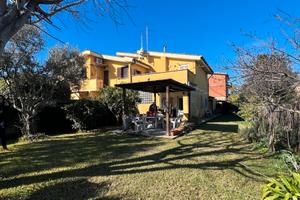 Villa su tre livelli con giardino a Dragona