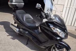 Burgman K8 400 nero con bauletto e parabrezza