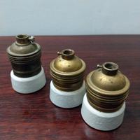 3 portalampada vintage in ottone e porcellana