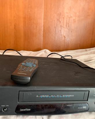 Videoregistratore con telecomando da sistemare