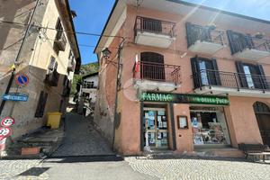 2 LOCALI A LOCANA