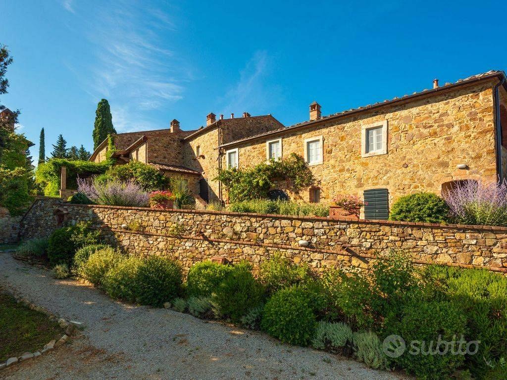 Rustico / Casale di 1255 m² con box auto a Sinalun - Vista 2