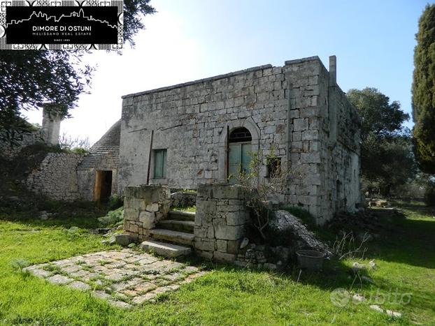 COMPLESSO IMMOBILIARE con CASOLARE, 4 TRULLI