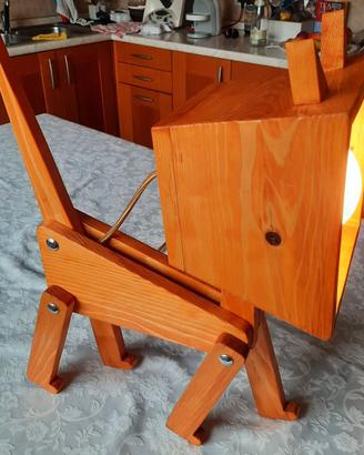 Lampada in legno a forma di gatto